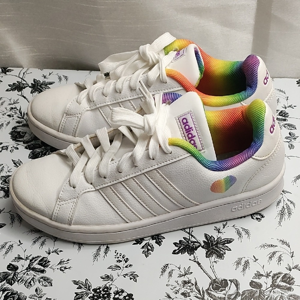 Adidas women's  White Sneakers‎ with Colorful Trim size 7.5